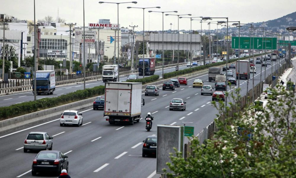 Supercar αξίας 2,5 εκατ. ευρώ έγινε στάχτη στην Αττική Οδό